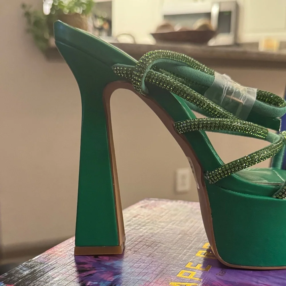 Cape Robbin 🔥Elegant Green Strappy Platform Heels SIZE 7 ✅ BRAND NEW IN BOX